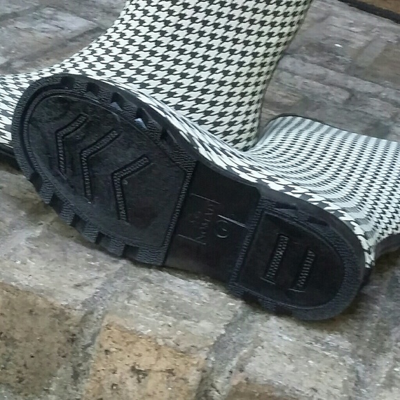 👠 $25 SALE! Nomad Rainboots - Picture 5 of 7